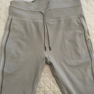 Vuori Women Performance Jogger, 24” inseam, tapered leg, cuff, XL, gray